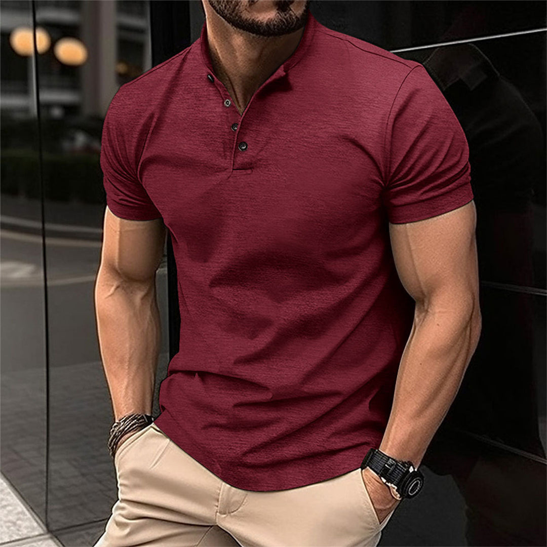Donkerrode herenpolo met korte mouwen, knoopsluiting en strakke pasvorm. Ideaal voor casual en zakelijke outfits. Comfortabele en stijlvolle keuze.
