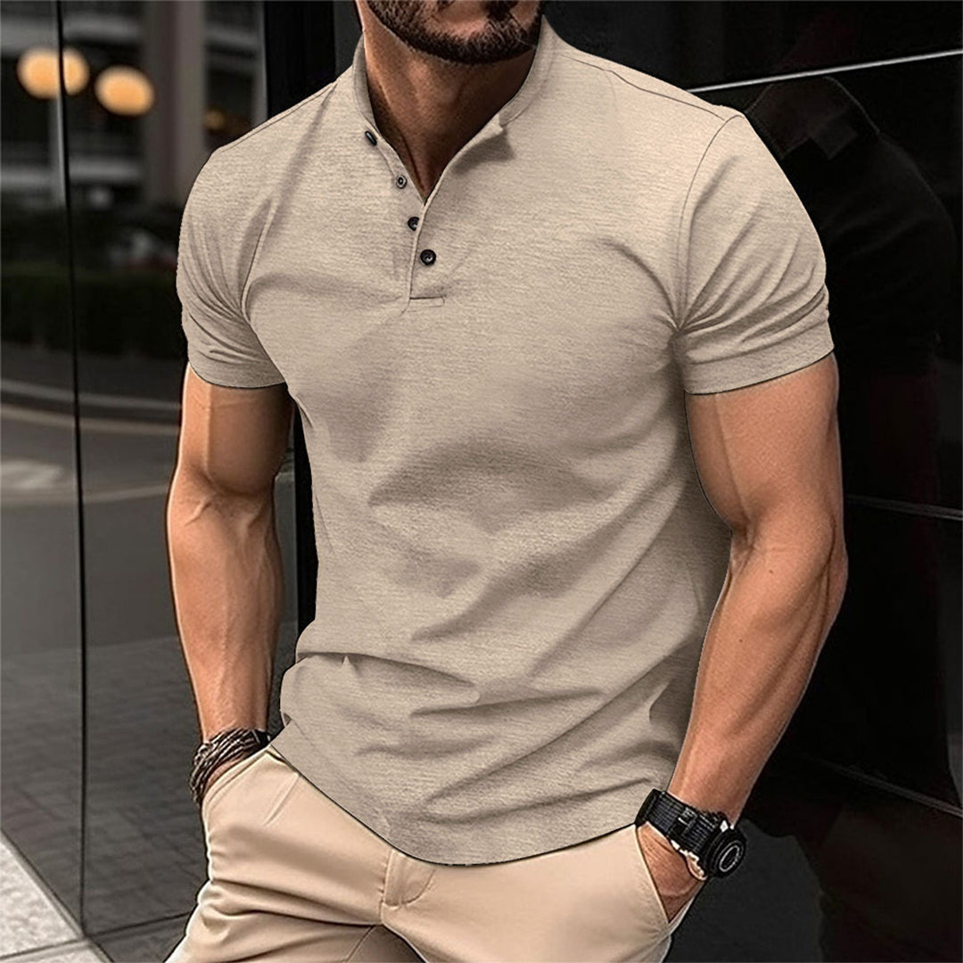 Beige herenpolo met korte mouwen, knoopsluiting en strakke pasvorm. Perfect voor casual en stijlvolle looks. Ideaal voor modebewuste mannen.