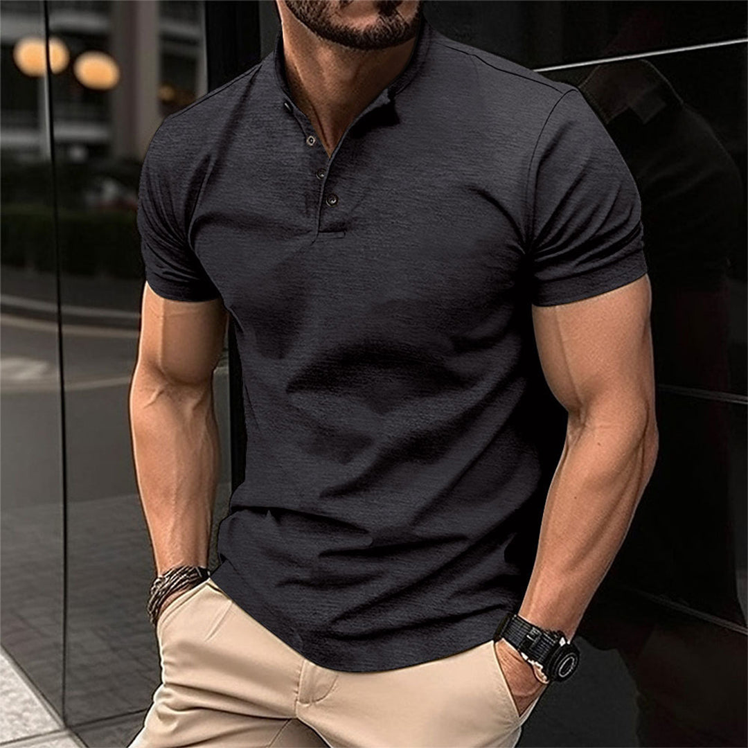 Zwarte herenpolo met korte mouwen, gedragen door een man met gespierde armen. Stijlvolle casual outfit, ideaal voor modebewuste mannen.